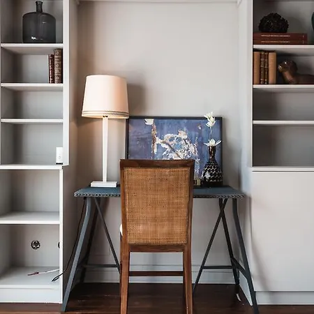 Chique And Spacious Flat In Apartment *